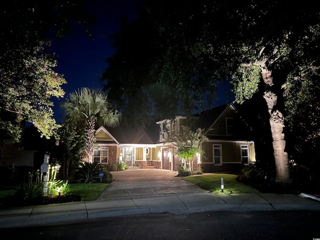 view of front facade featuring a yard