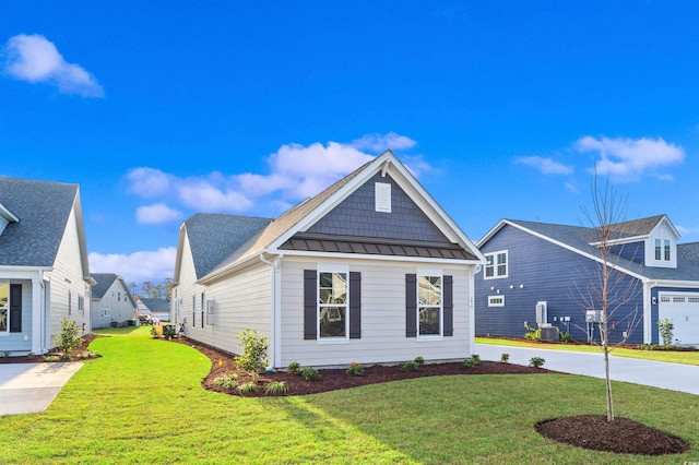 view of front facade featuring a front yard