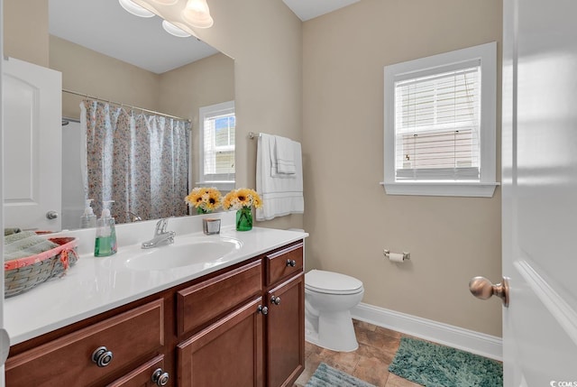 full bathroom with a shower with shower curtain, vanity, baseboards, and toilet