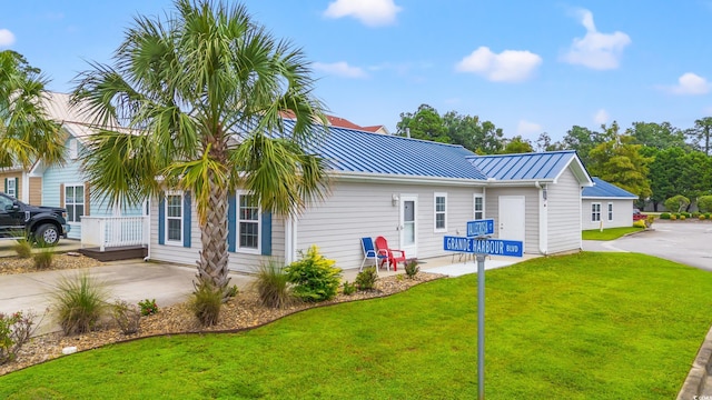 view of front of property featuring a front lawn