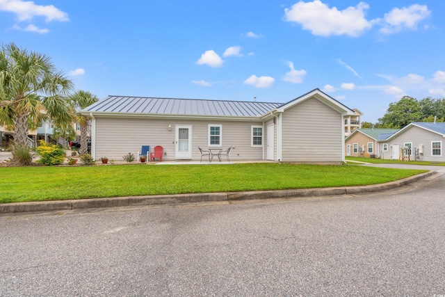 single story home with a front yard