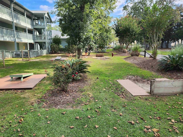 view of property's community featuring a yard