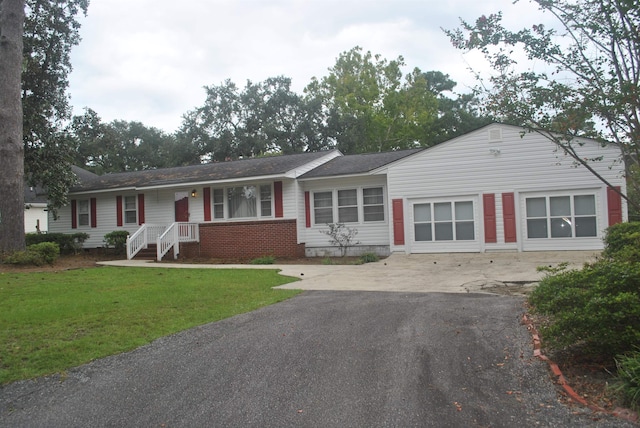 single story home featuring a front yard