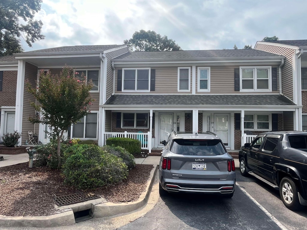 townhome / multi-family property featuring covered porch