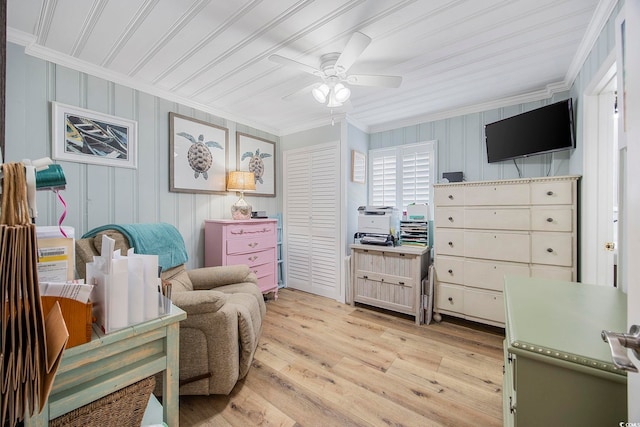 living area with light hardwood / wood-style flooring, ornamental molding, and ceiling fan