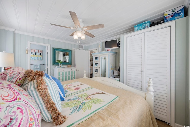 bedroom featuring ceiling fan and crown molding