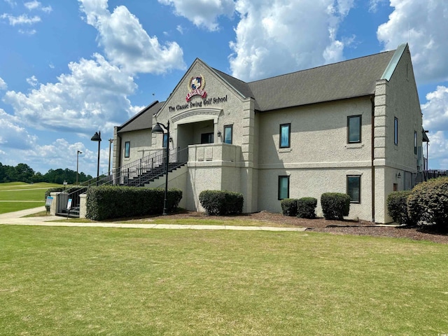 view of front facade with a front yard