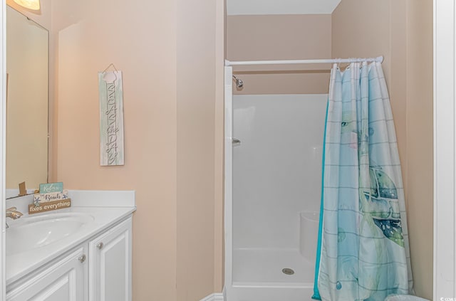 bathroom with a shower with shower curtain and vanity