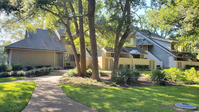 view of front of home featuring a front yard