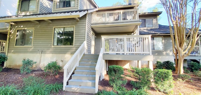 view of front of house featuring a balcony