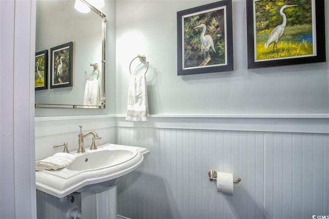 bathroom featuring sink