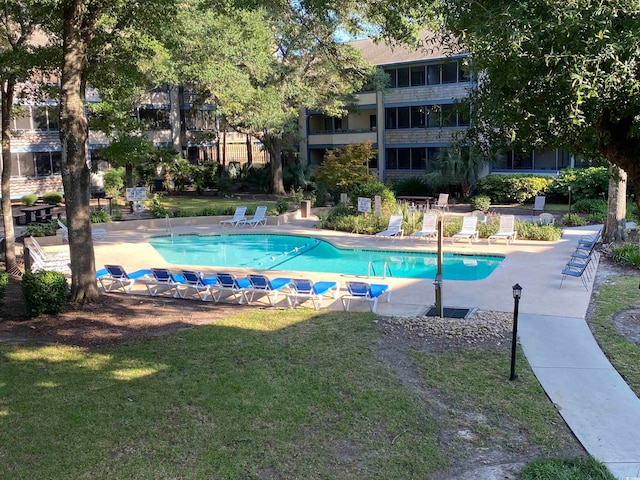 view of swimming pool featuring a lawn