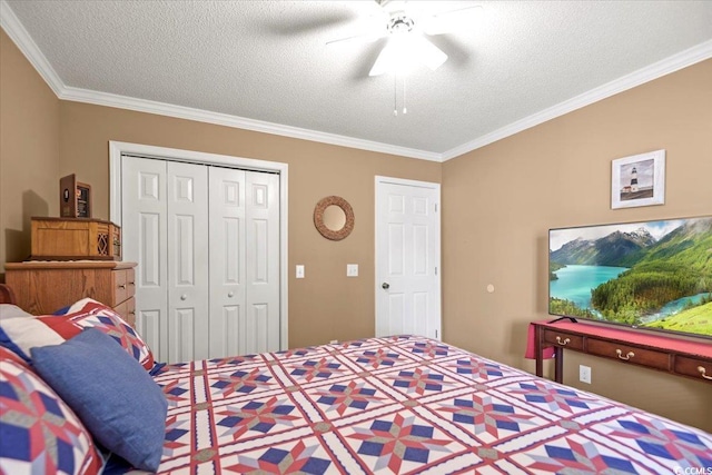 bedroom featuring a closet, a textured ceiling, crown molding, and a ceiling fan