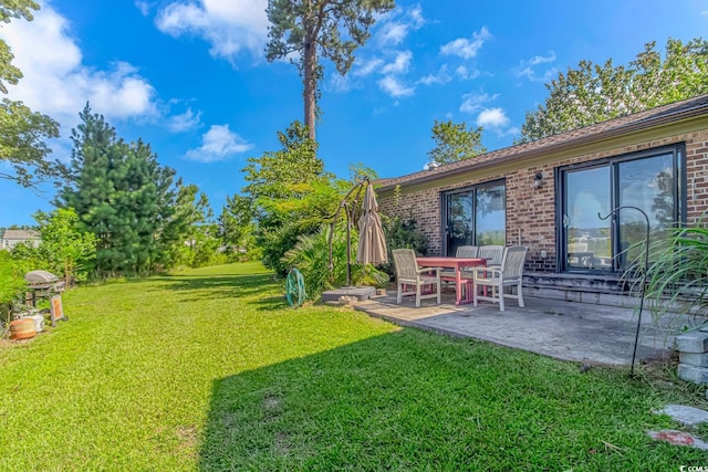 view of yard featuring a patio