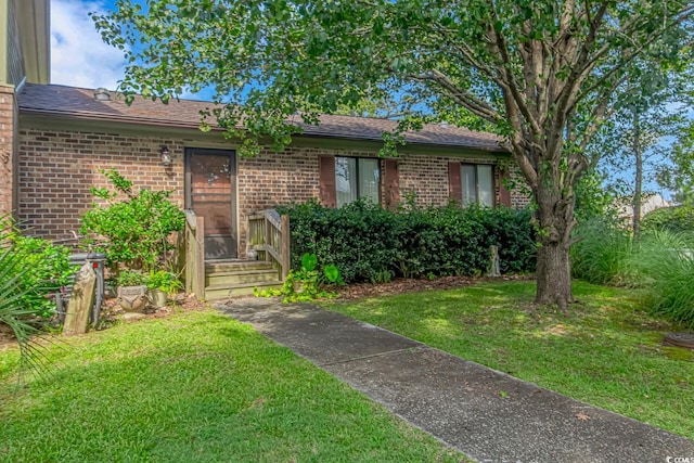 view of front of home featuring a front lawn