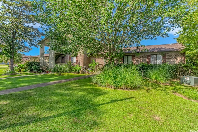 view of front of house featuring a front yard