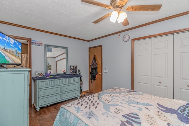 bedroom featuring dark wood-type flooring, a closet, ceiling fan, and ornamental molding