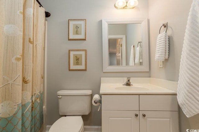 full bathroom featuring shower / tub combo with curtain, vanity, and toilet