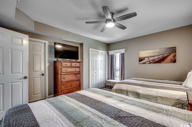 bedroom featuring a textured ceiling, ceiling fan, and a closet