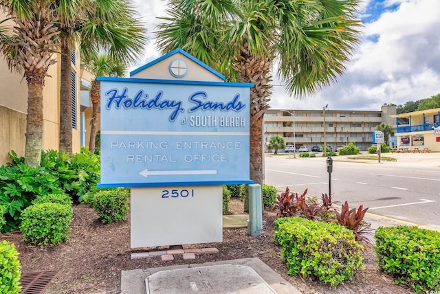 view of community / neighborhood sign