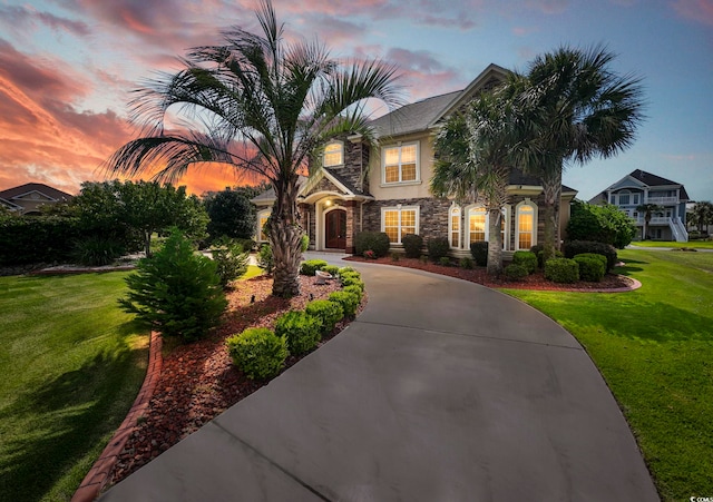 view of front of property featuring a yard