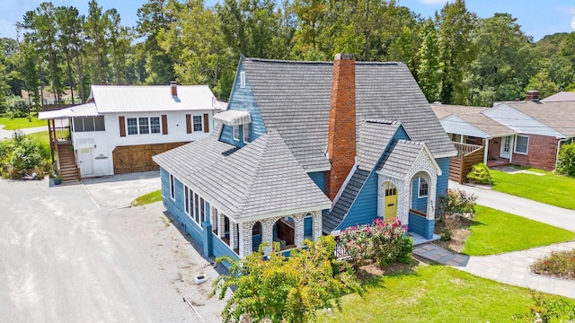 view of front of home featuring a front yard and a garage