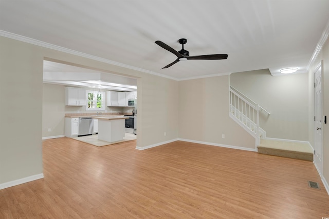 unfurnished living room with crown molding, sink, light wood-type flooring, and ceiling fan