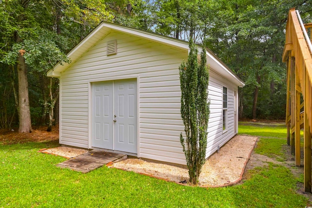 view of outdoor structure with a yard