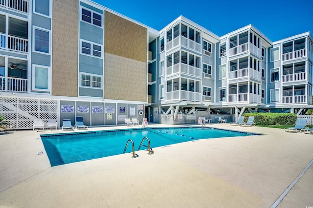 view of swimming pool