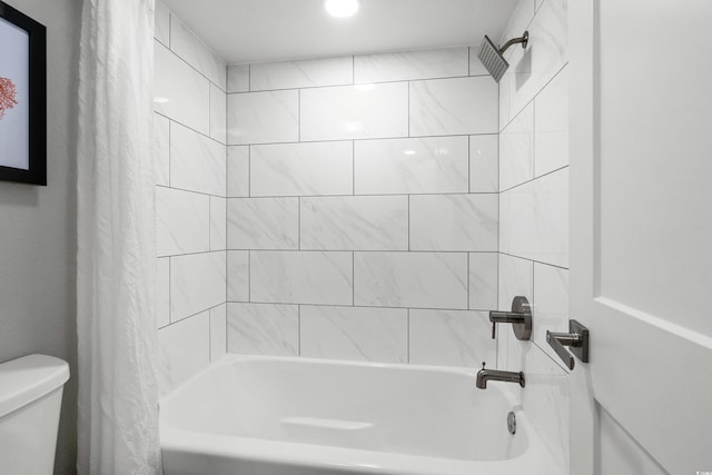 bathroom featuring toilet and shower / bath combo with shower curtain