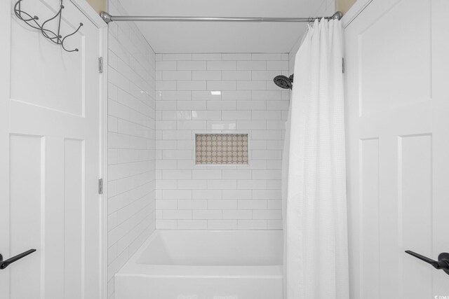 bathroom with shower / bath combo