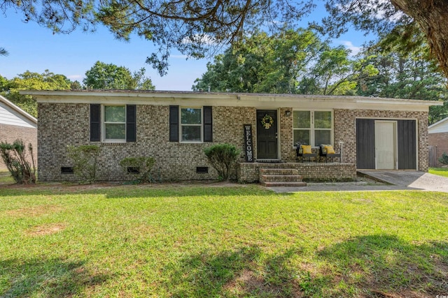 ranch-style home with a front lawn