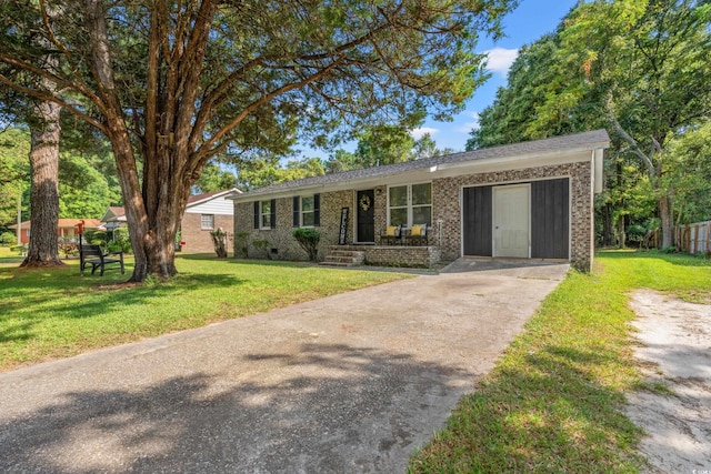 ranch-style home with a front yard