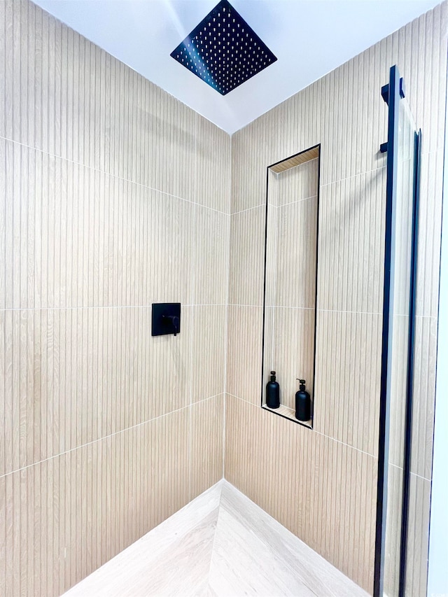 bathroom featuring a tile shower