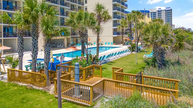 view of swimming pool featuring a yard