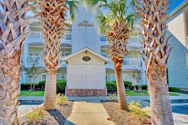 property entrance featuring a balcony