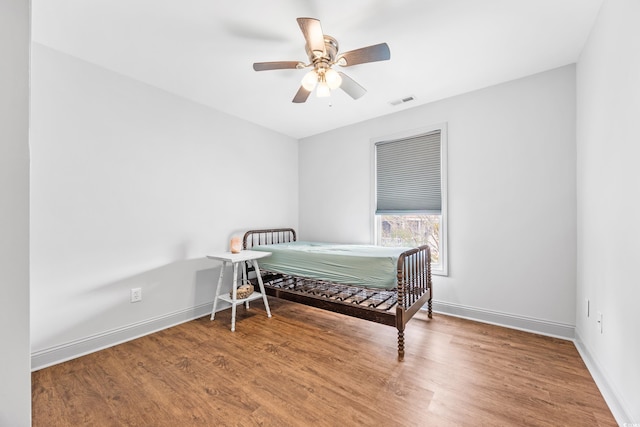 bedroom featuring lofted ceiling, light hardwood / wood-style floors, and ceiling fan