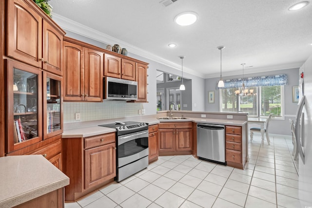 kitchen featuring a chandelier, stainless steel appliances, kitchen peninsula, sink, and hanging light fixtures