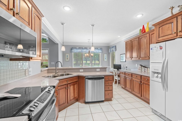 kitchen featuring crown molding, decorative light fixtures, appliances with stainless steel finishes, a chandelier, and sink