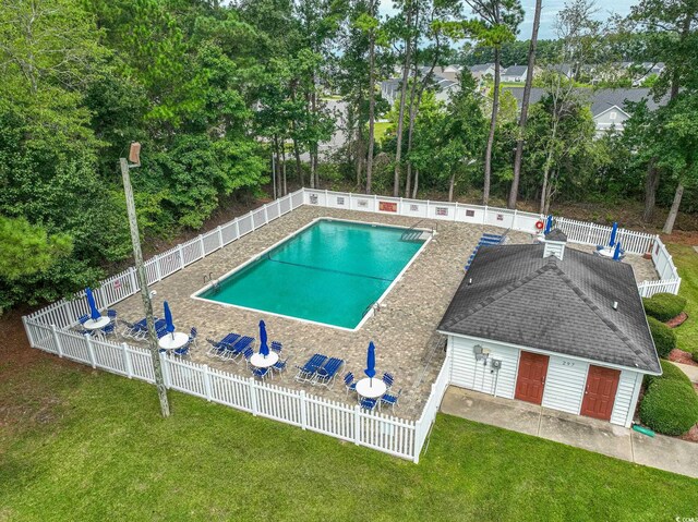 view of swimming pool with a lawn