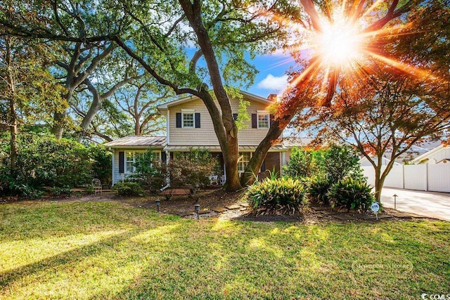 view of front of property featuring a front yard