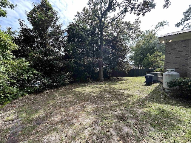 902 N 11th Ave N, North Myrtle Beach, SC 29582 - view of yard with fence