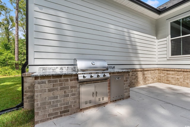 view of patio / terrace featuring an outdoor kitchen and area for grilling