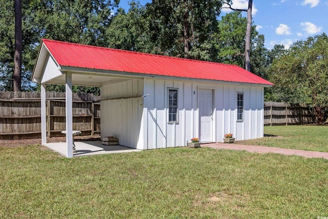 view of outdoor structure featuring a yard