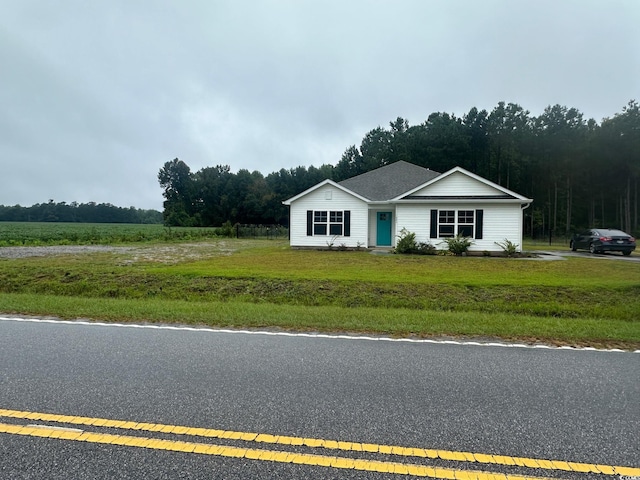 view of front facade with a front lawn