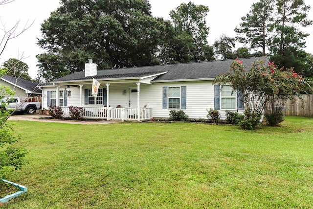 ranch-style home with a front lawn and a porch