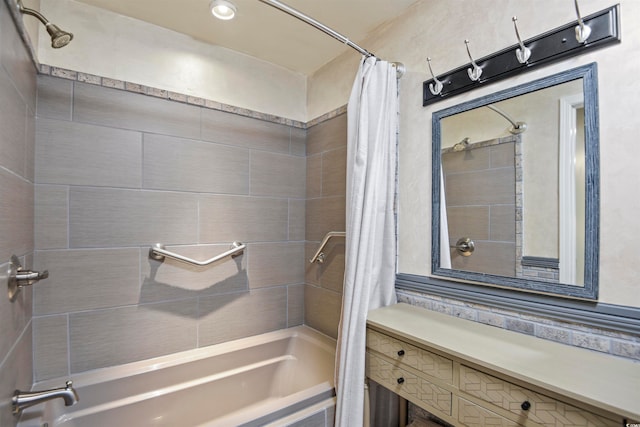 bathroom featuring shower / tub combo