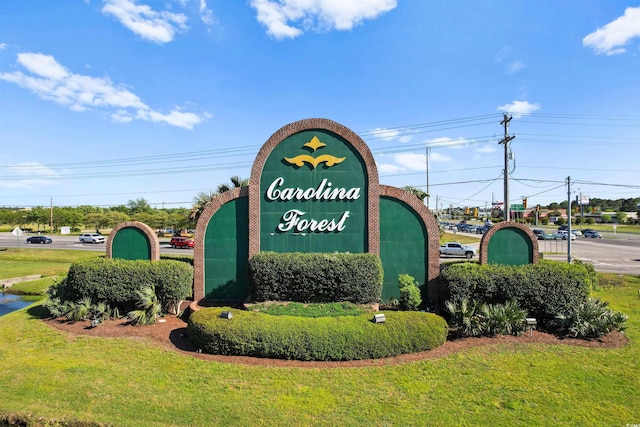 community sign with a lawn