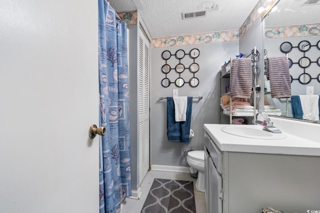 bathroom featuring a textured ceiling, vanity, toilet, and a shower with shower curtain