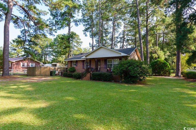 view of front of property featuring a front yard